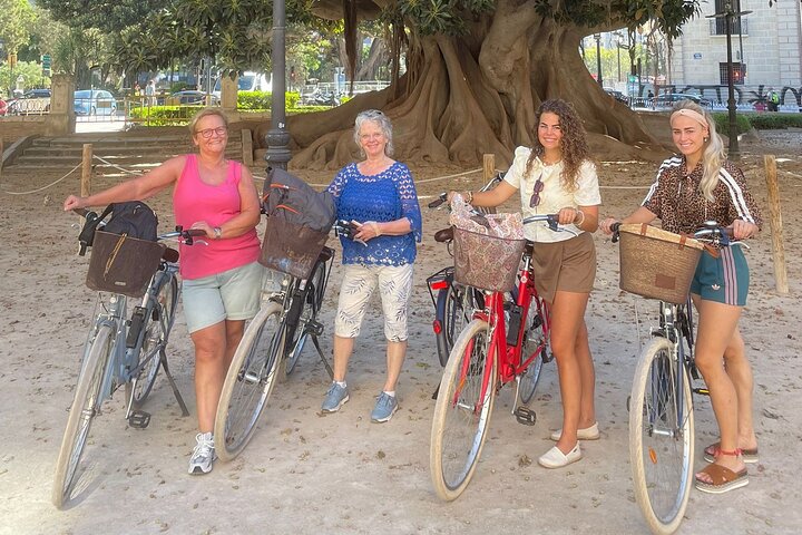 Valencia (Ruzafa): Visita guiada en bicicleta por los puntos más destacados de la ciudad.