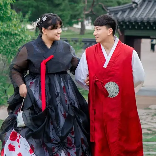 Daehan Hanbok: Gyeongbokgung Hanbok Rental & Photoshoot Experience + Premium Hanbok Rental