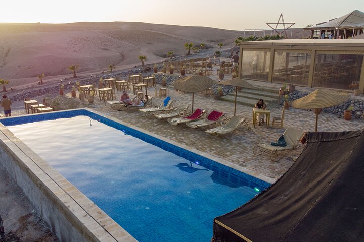 Día completo en el desierto: Quad, Camello, Cena y Espectáculo o Día de Piscina y Almuerzo