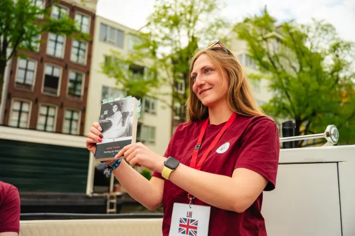 Amsterdam: Anne Frank Canal Cruise through the Jewish Quarter with a Drink