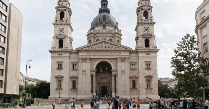 Great Hungarian Basilicas Tour & Folk Music Performance