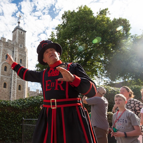 Tower of London: Guided Tour + Changing of the Guards + Thames Cruise
