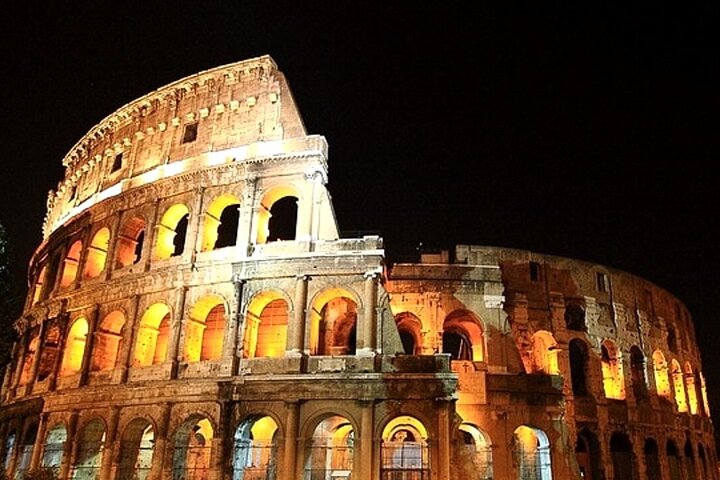Noche en el Coliseo Visita guiada a pie de la Antigua Roma