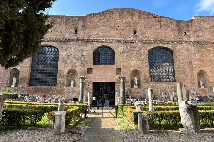 Antiguas termas romanas y la basílica renacentista de Miguel Ángel en Roma