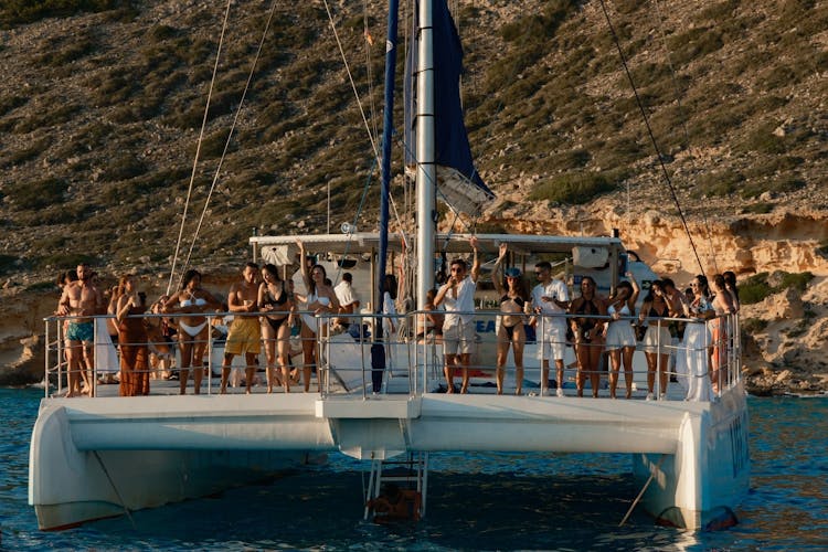 Excursión en catamarán al atardecer en Mallorca