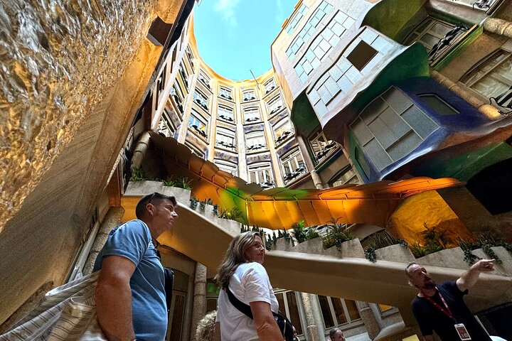Excursión en grupo pequeño a la Sagrada Familia y La Pedrera con degustación de cava