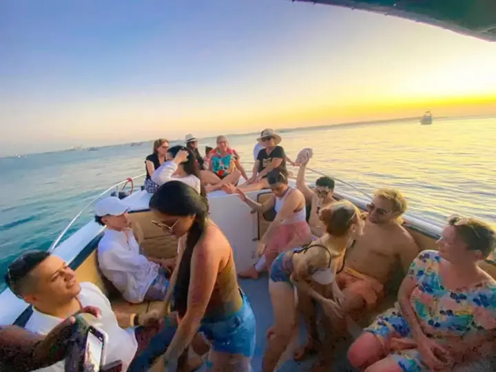 Cartagena: tour por la bahía con barra libre, atardecer y discoteca