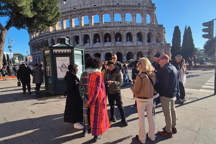Visita guiada en grupo pequeño del Coliseo, Foro Romano y Colina Palatina