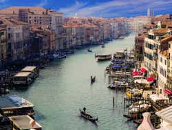 Paseo en góndola por los canales de Venecia