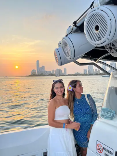 Fiesta al atardecer con barra libre en la bahía mientras compartes con los lugareños