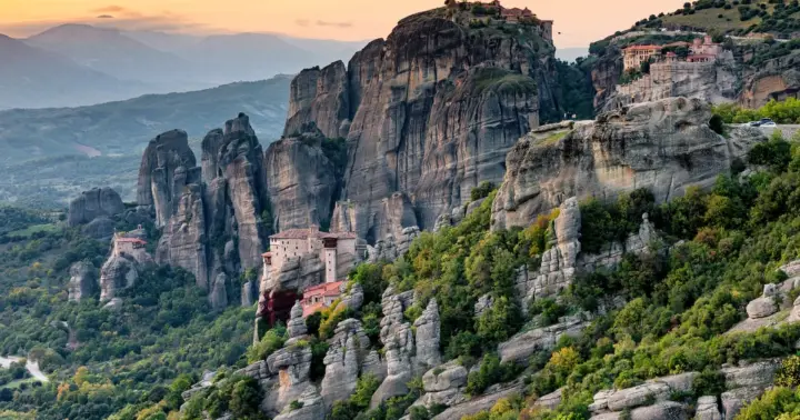 Atenas: excursión de 2 días a Meteora con cuevas y monasterios + hotel