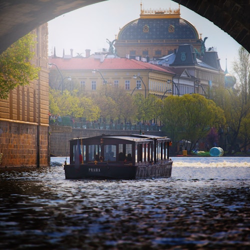 Praga: Paseo en barco + Entrada al Museo del Puente de Carlos