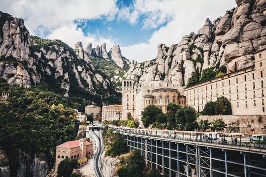 Visita guiada de medio día a Montserrat desde Barcelona