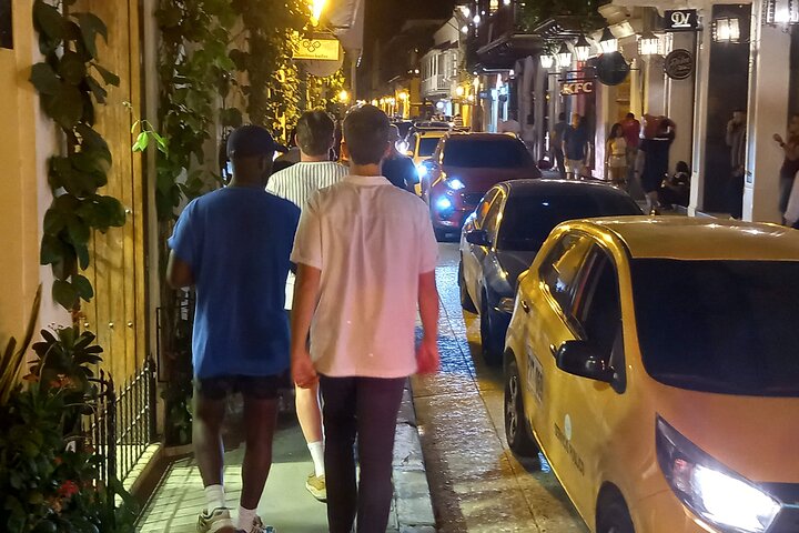 ¡Siente el ambiente de la vida nocturna en Old City!