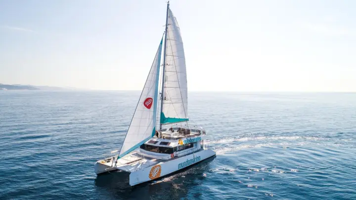 Málaga: Crucero en Catamarán a Vela con Baño y DJ Opcional