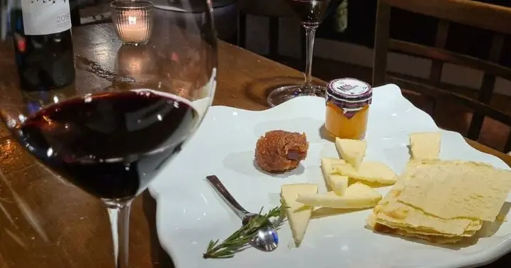 Sevilla: Espectáculo Flamenco y Tapas en Triana Tour Privado