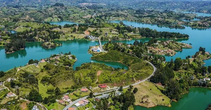 Tour por Guatapé y la Piedra del Peñol con salida desde Medellín