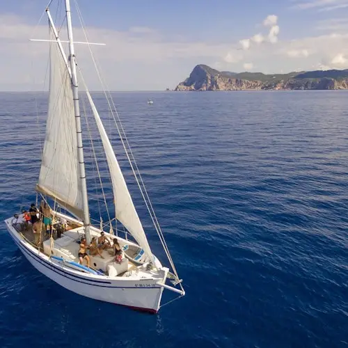 Ibiza: Velero Privado con Barra Libre Premium, Comida y Música