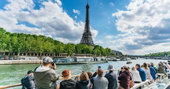 París: crucero de 1 hora por el Sena con salida desde la Torre Eiffel
