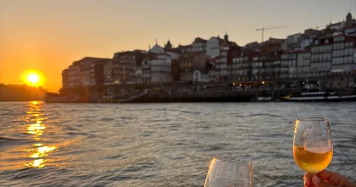 Oporto: puesta de sol en un crucero privado por los 7 puentes con vino y aperitivos