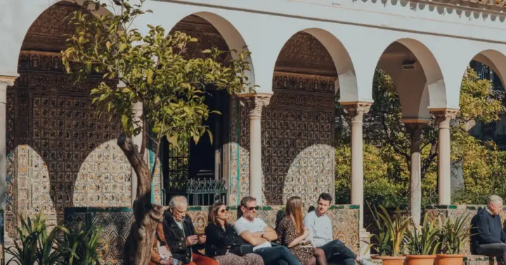 Sevilla: Acceso rápido al Alcázar con tour guiado