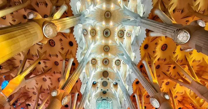 Tour privado o en grupo reducido por la Sagrada Familia con un arquitecto
