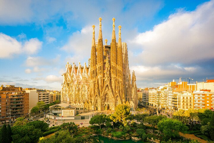 Sagrada Familia: Acceso prioritario y visita guiada