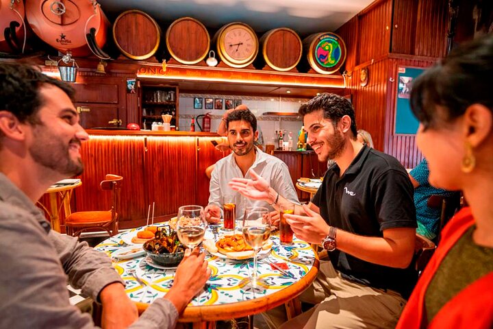 Tour Privado : Show de Tapas, Vino & Flamenco en el Casco Antiguo de Barcelona