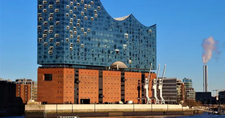 Hamburg: Hop-on/Hop-off City Tour and 1-Hour Harbor Cruise
