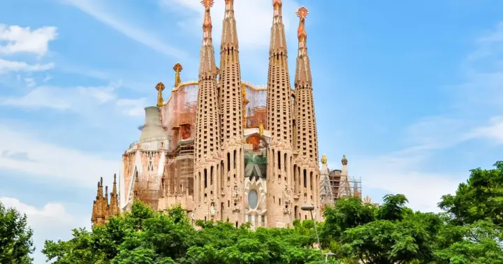 Descubre la Sagrada Familia: Diseños de Gaudí y exposiciones en museos