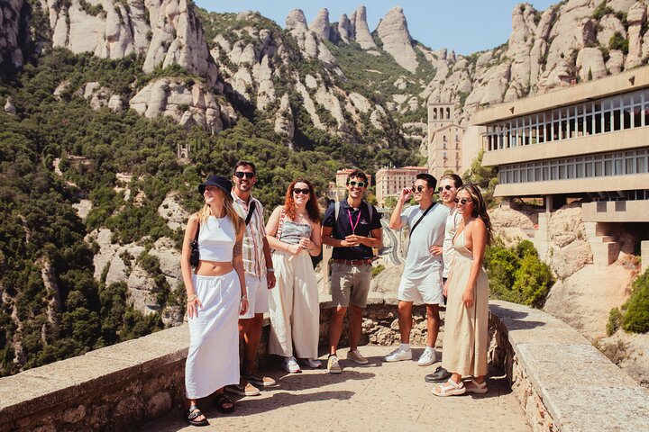 Excursión de medio día a Montserrat con dos opciones de salida