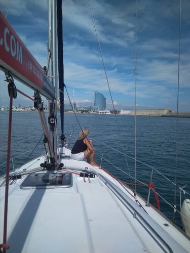 Experiencia de navegación en Barcelona con cata de comida y bebida