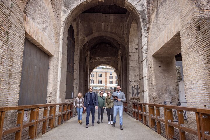 Roma : Visita Guiada Semiprivada al Coliseo con acceso al Arena