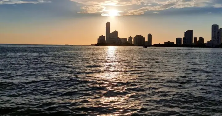 Cartagena: Tour por la bahía al atardecer con Dj, bebidas y discoteca