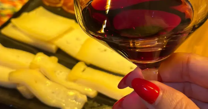 Oporto: tour gastronómico a pie con degustaciones y vino
