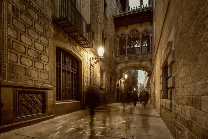 Barcelona Old Town: Hidden Stories, Power & the People