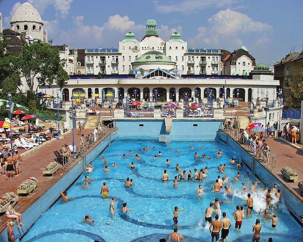 Entradas de día completo al Balneario Gellért con cabina privada