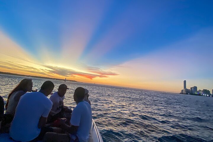 Fiesta atardecer barra libre en la bahía compartiendo con nativos