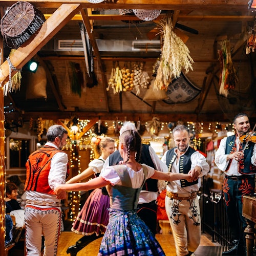 Praga: Cena Tradicional con Espectáculo Folclórico + Traslado Privado