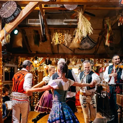 Praga: Cena Tradicional con Espectáculo Folclórico + Traslado Privado