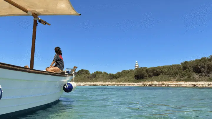 Alcudia: Private boat tour to the lighthouse island. Tapas & Wine Included