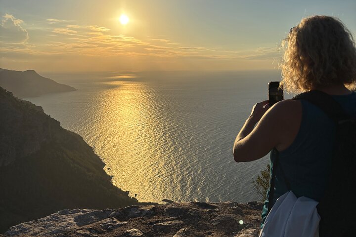 Caminata al atardecer con picnic pequeño
