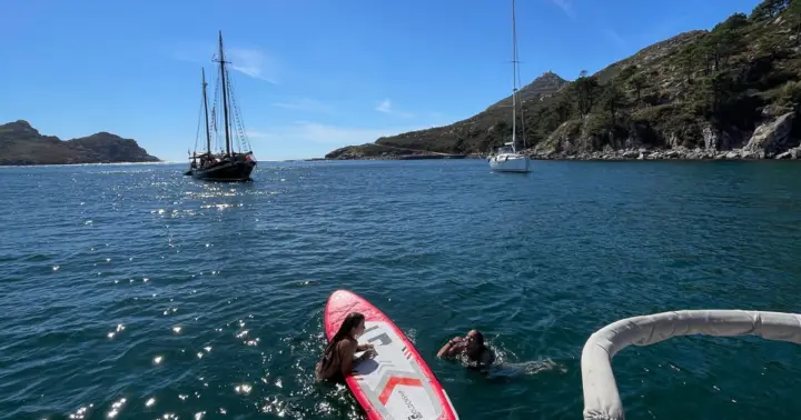 Vigo: Cíes Islands Sailboat Excursion with Skipper