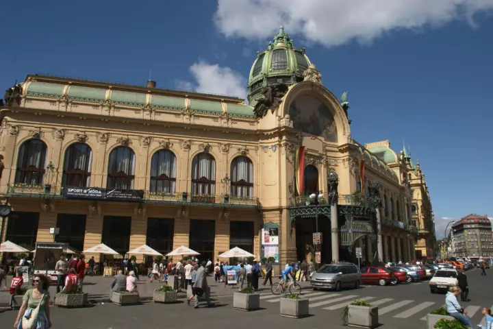 Prague: 2 hours city tour + 1 hour boat cruise