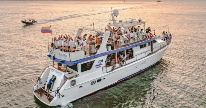 Cartagena: Sunset Cruise with Open Bar