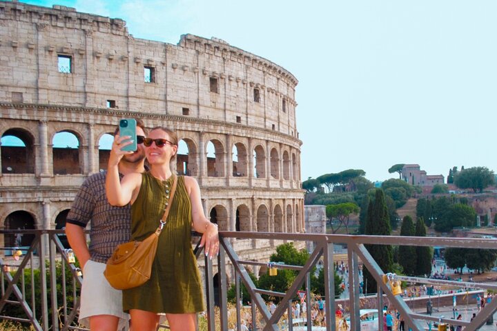 Rome Private Photoshoot: Colosseum & Trevi Photo Walk