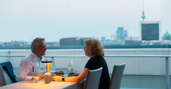 Bundestag: cena al atardecer en la azotea del Reichstag en Käfer