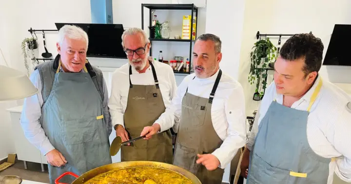 Class of Valencian Paella with welcome drinks and tapas