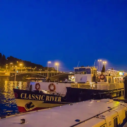 Praga: Crucero turístico en barco con cena buffet