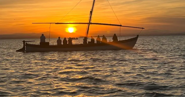 Desde Valencia: paseo en barco por la Albufera, puesta de sol y paella incluidos